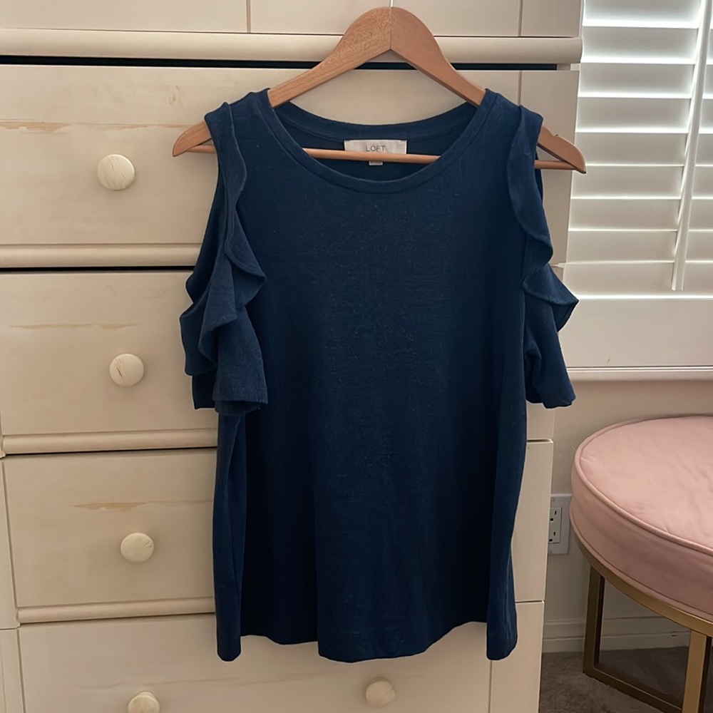 Peekaboo shoulder cutout LOFT medium cotton blouse